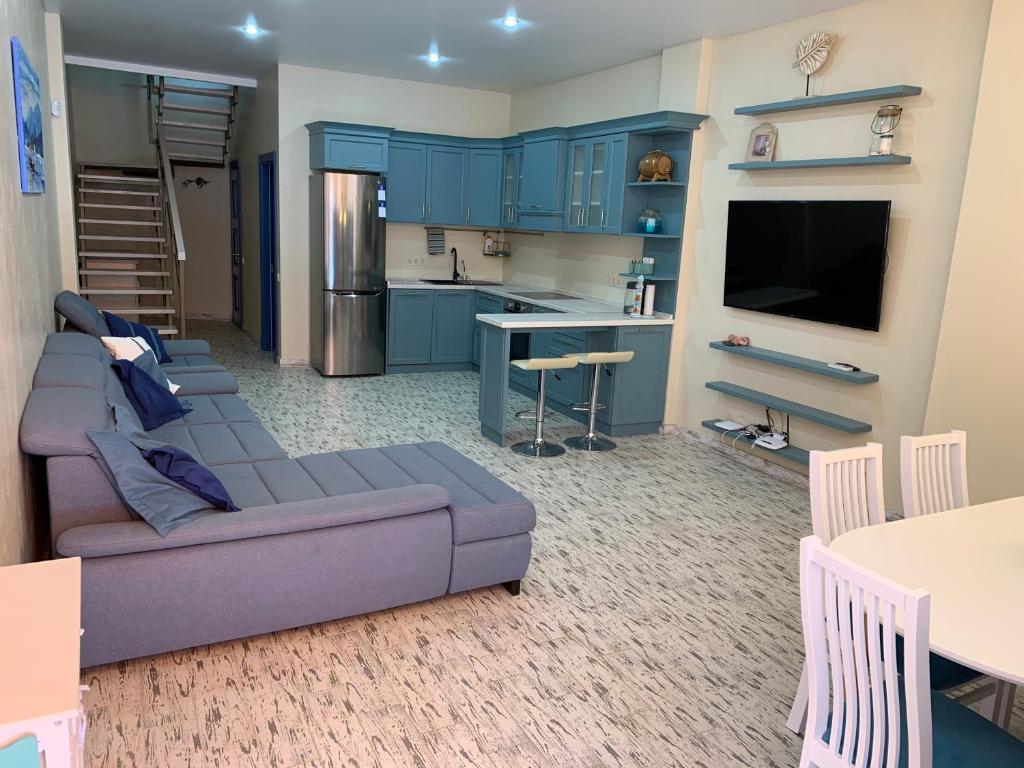 uma sala de estar com um sofá e uma cozinha em Апартаменты Золотой Бугаз em Karolino-Buhaz