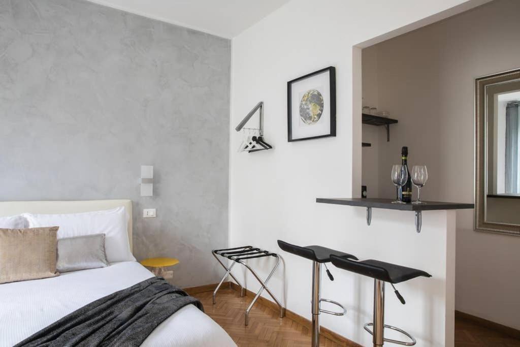 sypialnia z łóżkiem, stołem i 2 stołkami w obiekcie Silver Luxury Jacuzzi Suite Trastevere - Top Collection w Rzymie