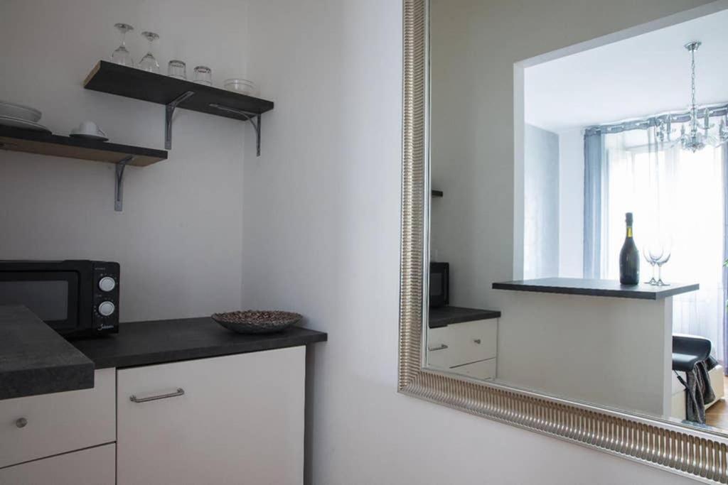 lustro w kuchni z blatem i kuchenką mikrofalową w obiekcie Silver Luxury Jacuzzi Suite Trastevere - Top Collection w Rzymie