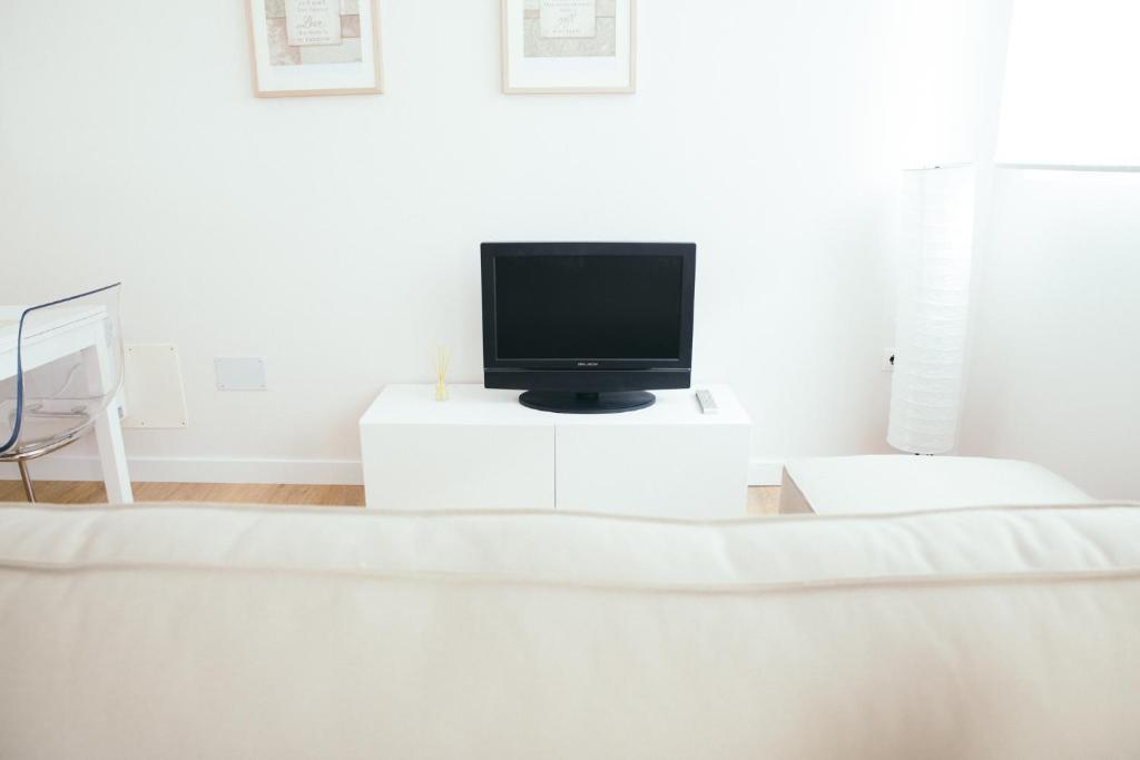 A television and/or entertainment centre at Estilo nordico Sardinero