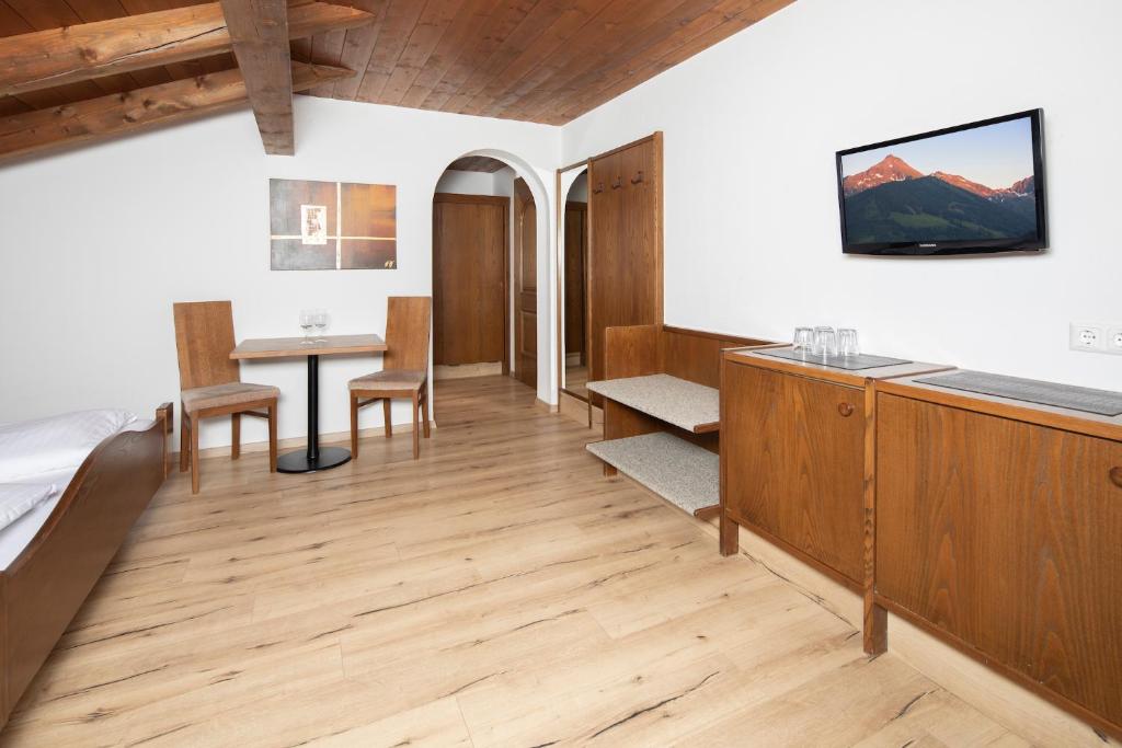 TV a/nebo společenská místnost v ubytování Hotel Andreas