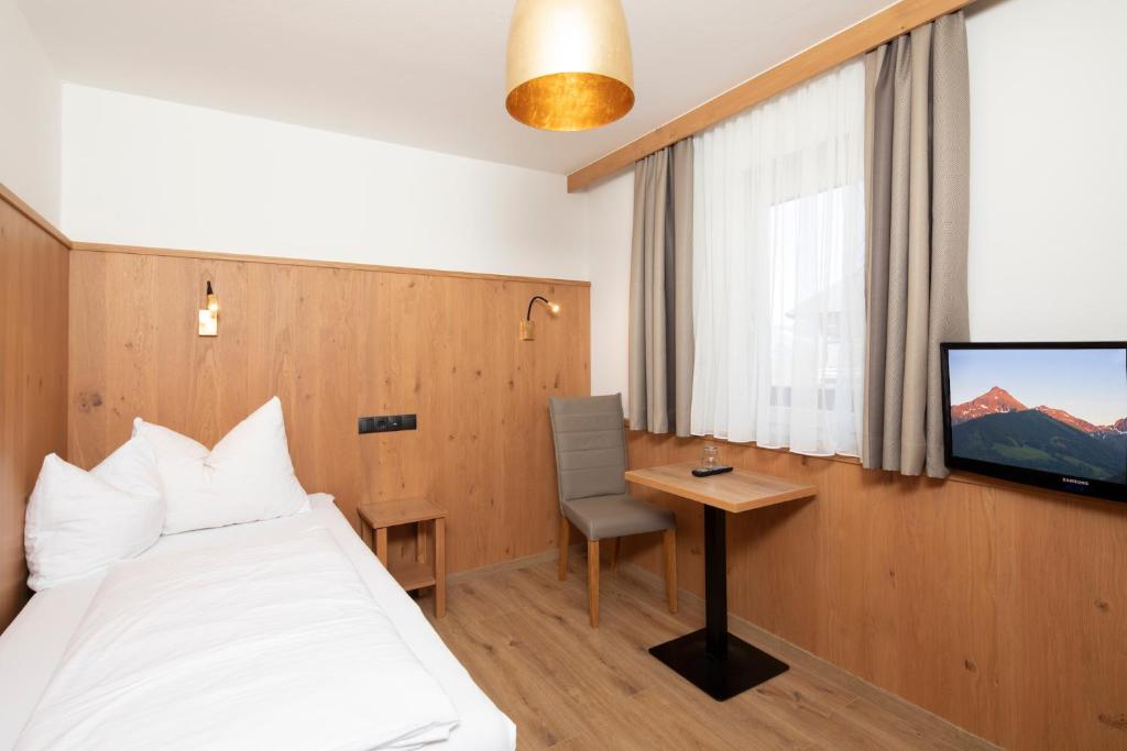 TV a/nebo společenská místnost v ubytování Hotel Andreas