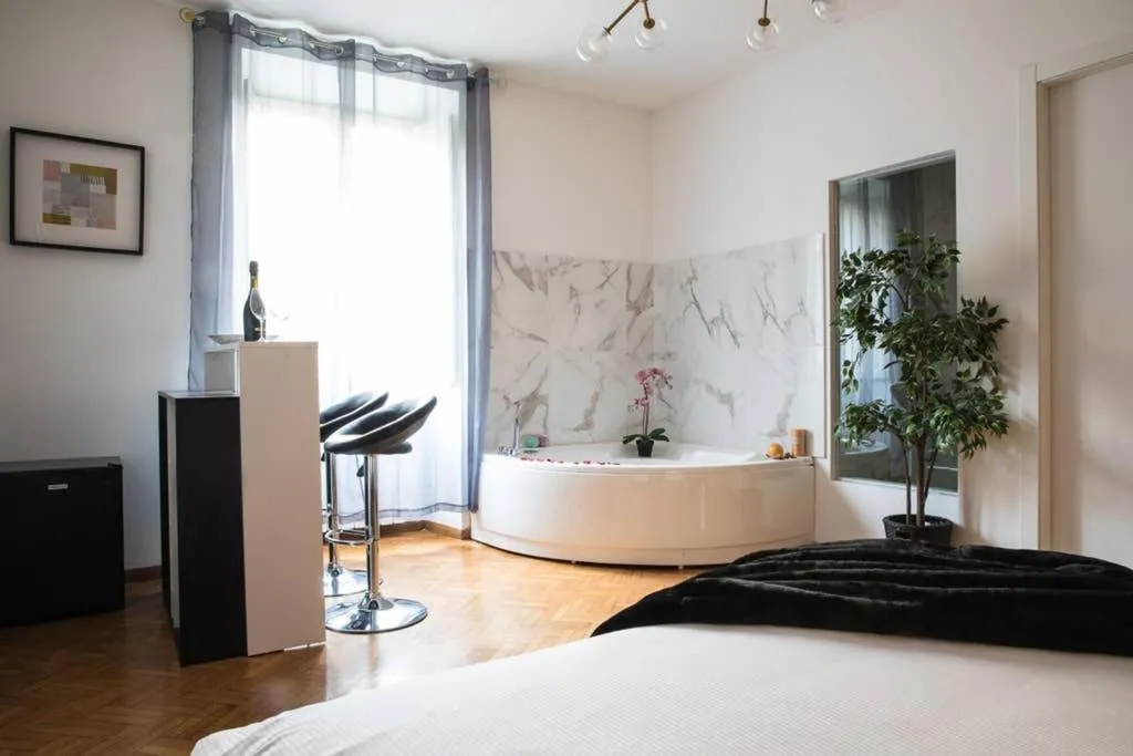 Fashionable Suite with Jacuzzi in Trastevere, Roma, Italia