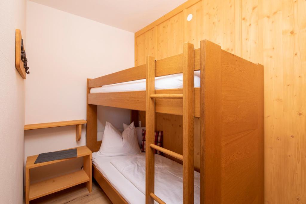 Palanda nebo palandy na pokoji v ubytování Hotel Andreas