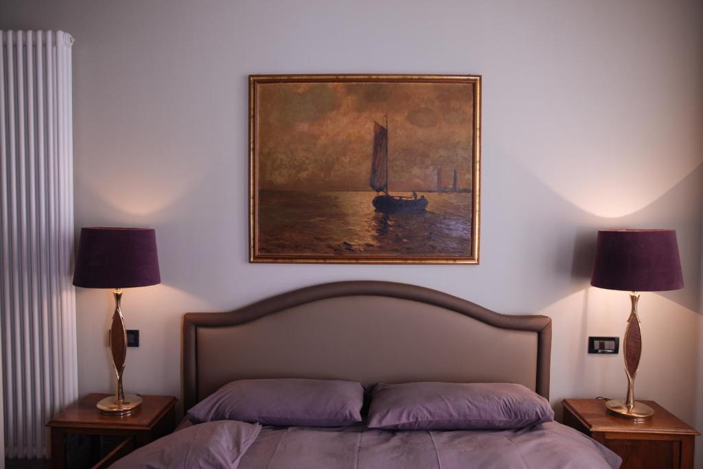 ein Schlafzimmer mit einem Bett und einem Wandgemälde in der Unterkunft Ai tre cedri B&B in Bologna