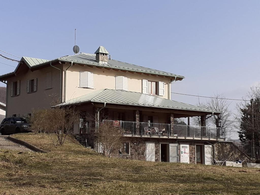 a large house sitting on top of a hill at Alla tana del bianconiglio in Prataccio