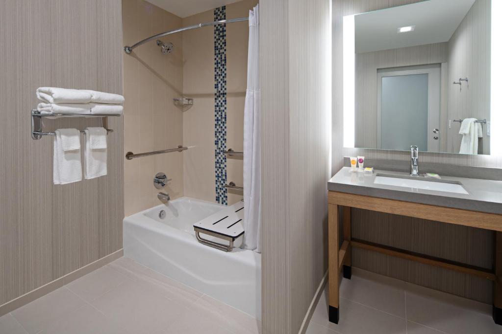 Hyatt Place Bakersfield - King Room With Sofa Bed And Accessible Tub