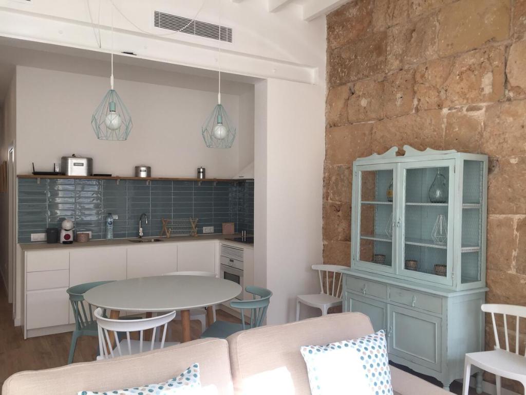 eine Küche und ein Esszimmer mit einem Tisch und Stühlen in der Unterkunft Cream homes Santa Catalina ETV in Palma de Mallorca