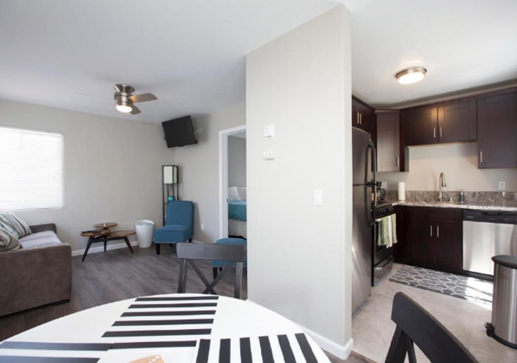 MB Jamaica FLAT - Steps 2 Mission Beach - One-Bedroom House