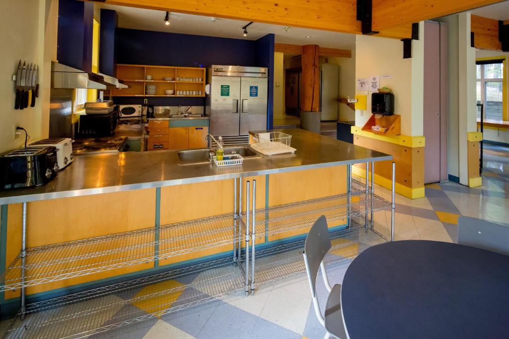 Una cocina o cocineta en HI Banff Alpine Centre - Hostel