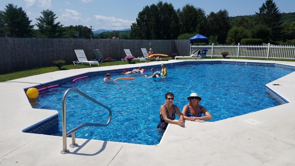 Bazén v ubytování Commodores Inn nebo v jeho okolí