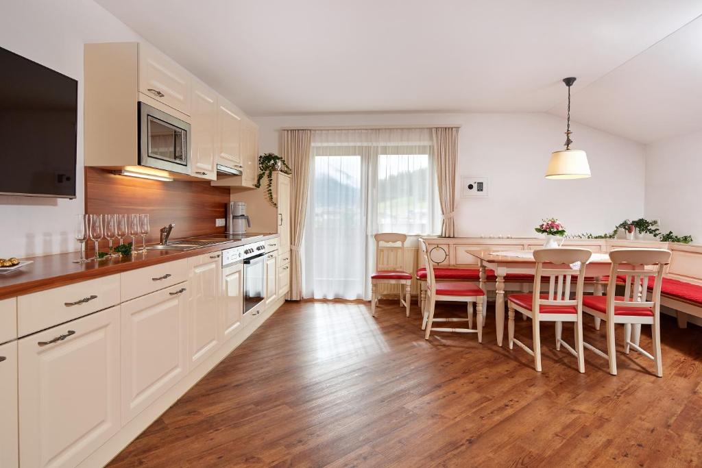 Kuchyňa alebo kuchynka v ubytovaní Aparthotel Dachsteinblick