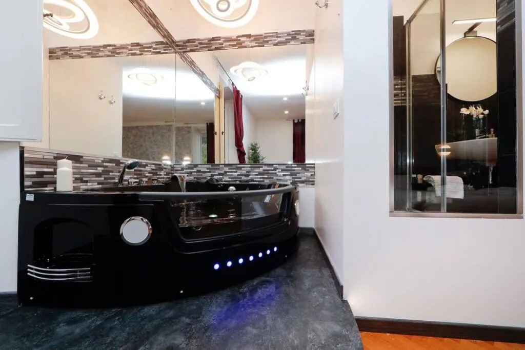 Refined Suite with Jacuzzi in Trastevere, Roma, Italia