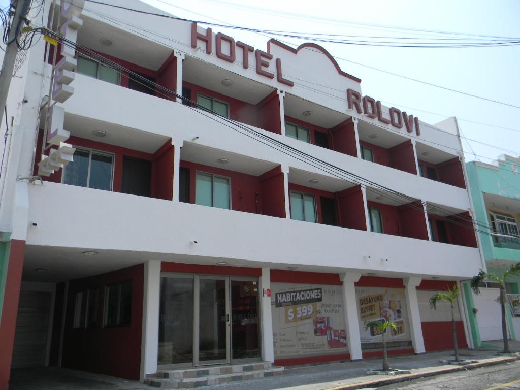 un hotel con un edificio rojo y blanco en Hotel ROLOVI en Veracruz
