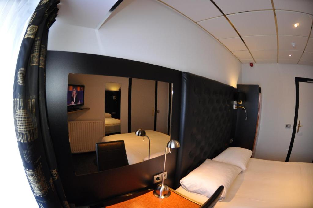 
Small Double Room with Shower 
