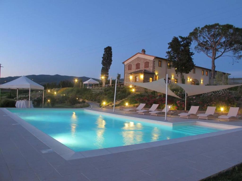 ヴィンチにある29 Person Holiday Home in Firenze with Private Swimming Poolの背景に家があるスイミングプール(椅子付)