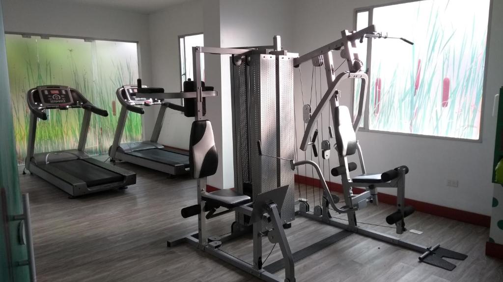 Fitness centrum a/nebo fitness zařízení v ubytování Hotel Factory Green Bogotá