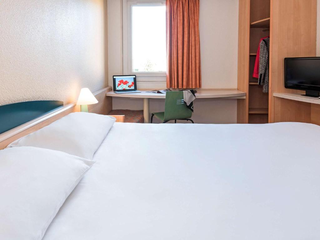 Postel nebo postele na pokoji v ubytování ibis Montbéliard