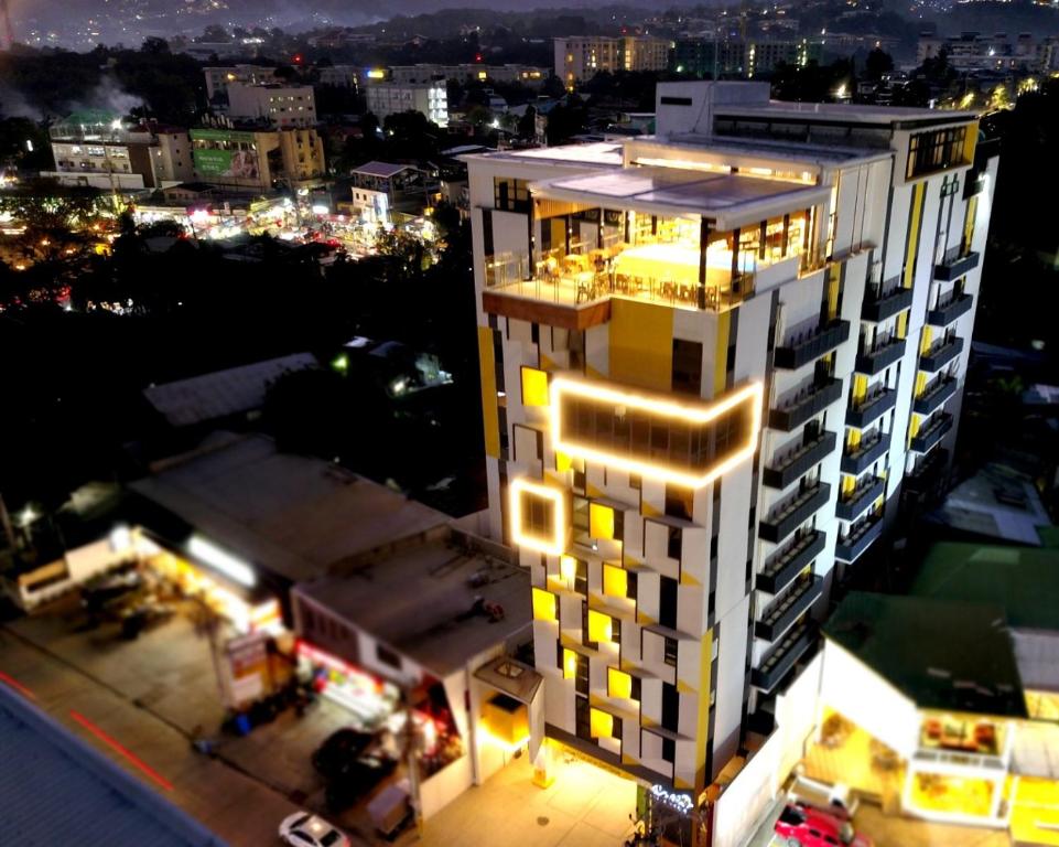 Yello Hotel Cebu powered by Cocotel في مدينة سيبو: منظر علوي لمبنى طويل في الليل
