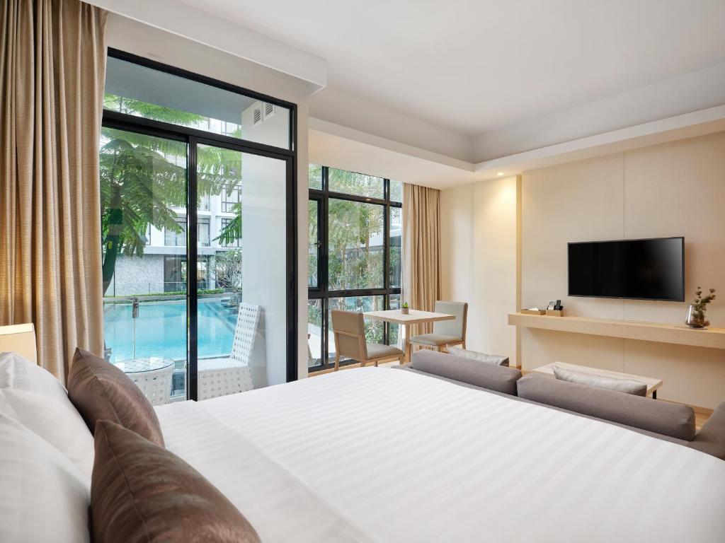 
Deluxe Double or Twin Room with Pool View
