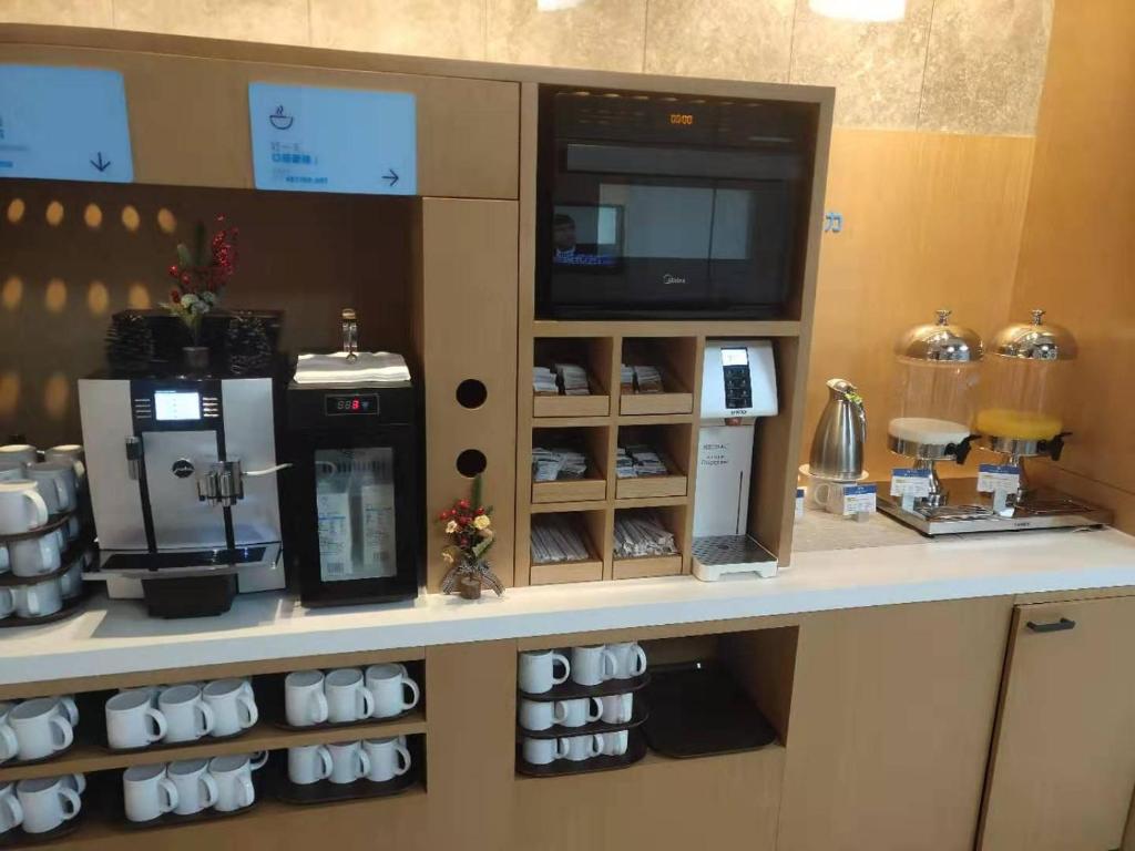 Kuchyň nebo kuchyňský kout v ubytování Holiday Inn Express Shanghai Kangqiao by IHG