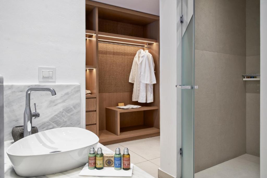 Kúpeľňa v ubytovaní Myconian Korali Relais & Chateaux