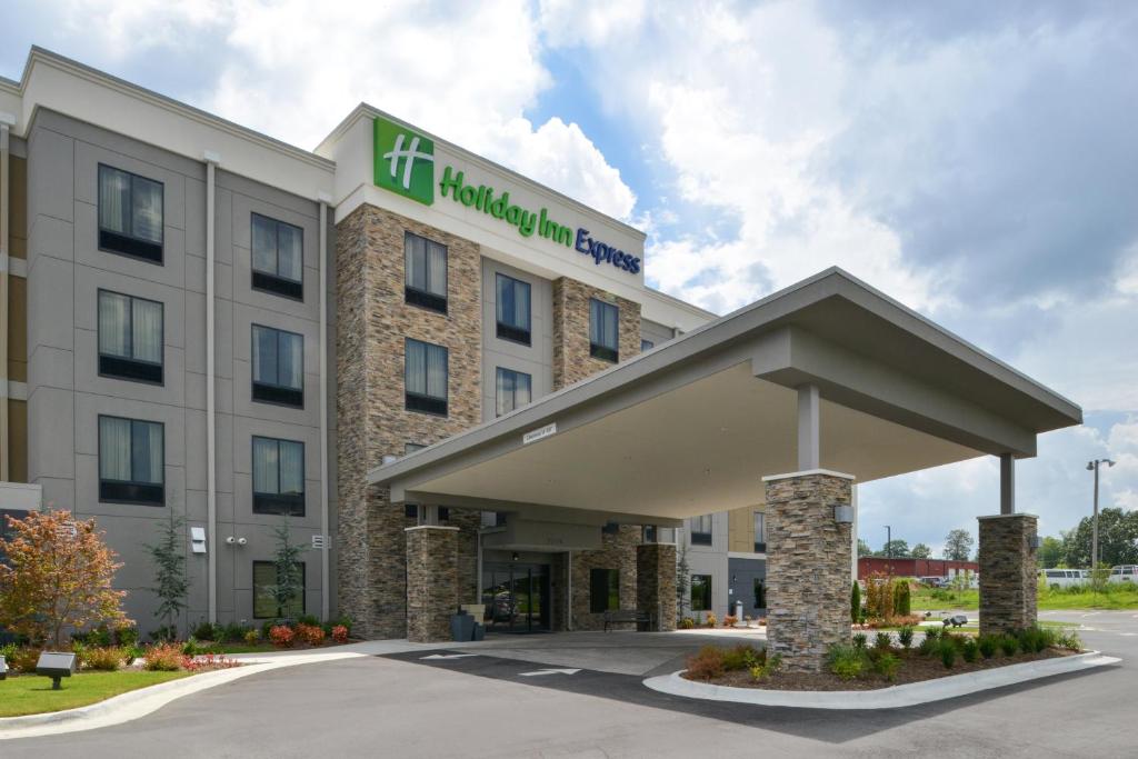 una representación de un hotel con un edificio en Holiday Inn Express and Suites Bryant - Benton Area, an IHG Hotel en Bryant