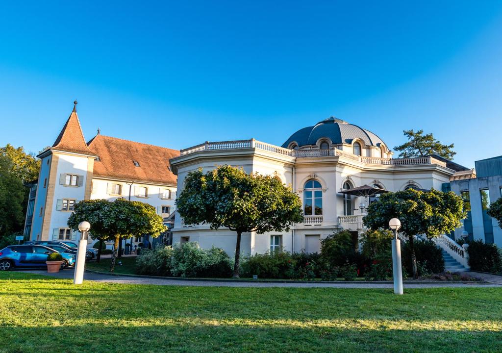 伊韋爾東的住宿－Grand Hotel et Centre Thermal d'Yverdon-les-Bains，一座白色的大建筑,上面有一个圆顶