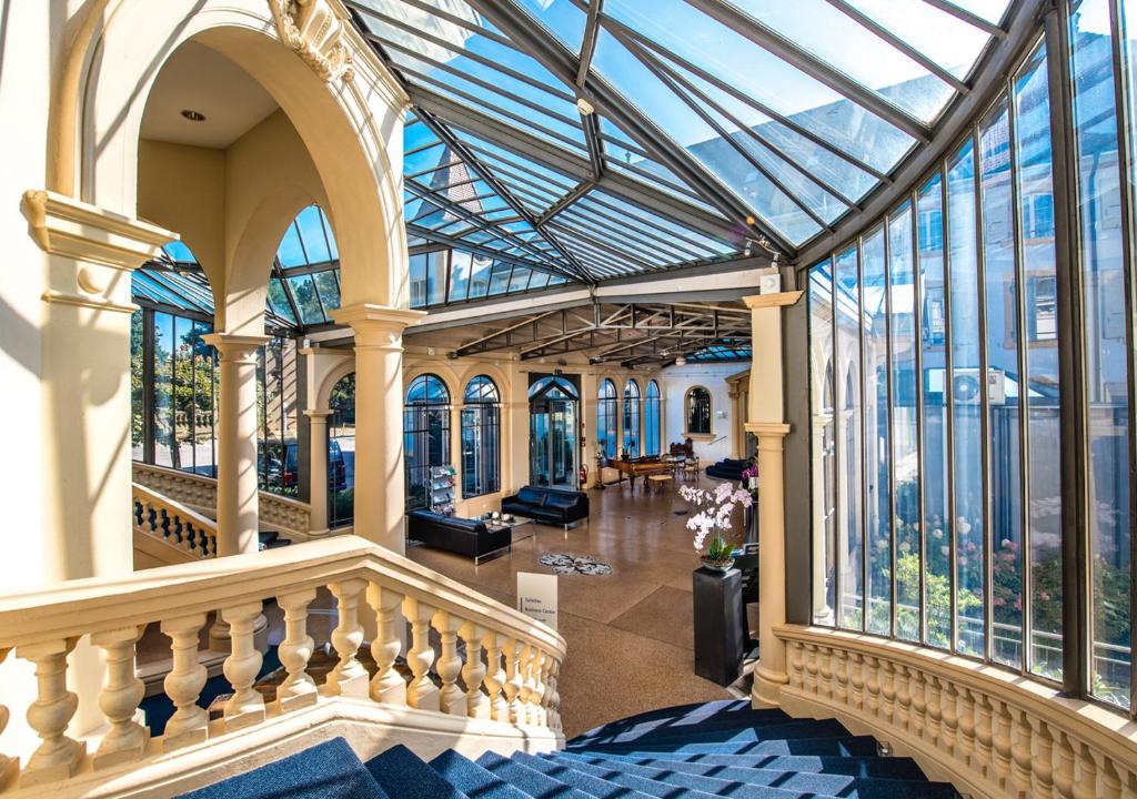 Rõdu või terrass majutusasutuses Grand Hotel et Centre Thermal d'Yverdon-les-Bains