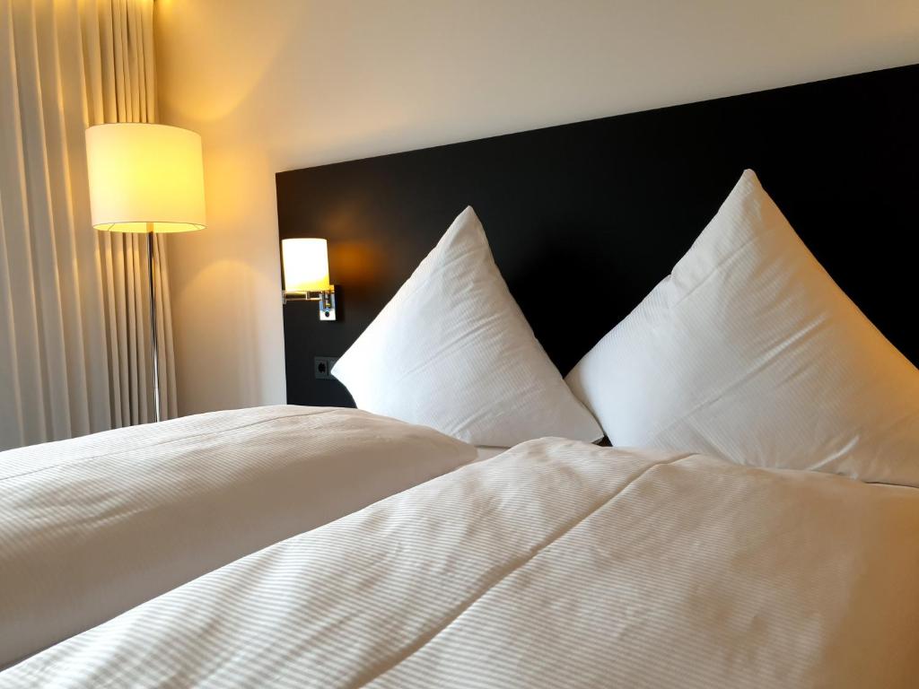 Postel nebo postele na pokoji v ubytování ILL Hotel by WMM Hotels