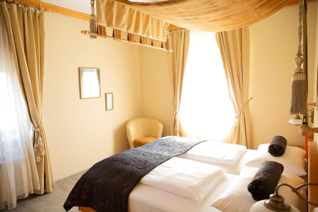 Posteľ alebo postele v izbe v ubytovaní BIRKENHOF GOLS - B & B - Wohlfühl Hotel mit Wochenend-Restaurant