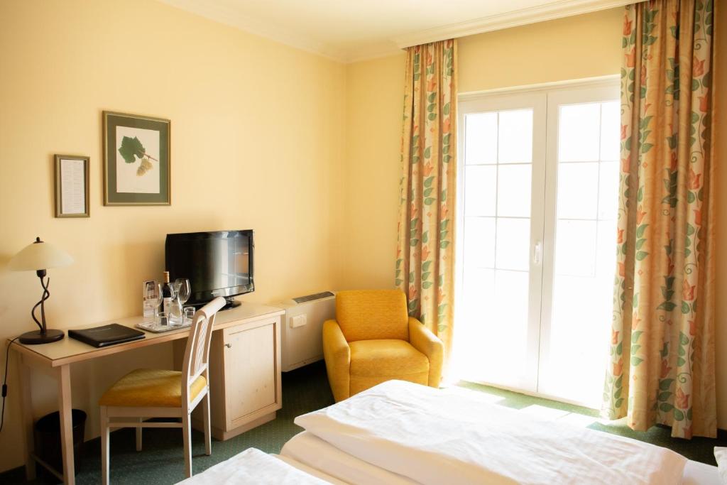 Televízia a/alebo spoločenská miestnosť v ubytovaní BIRKENHOF GOLS - B & B - Wohlfühl Hotel mit Wochenend-Restaurant