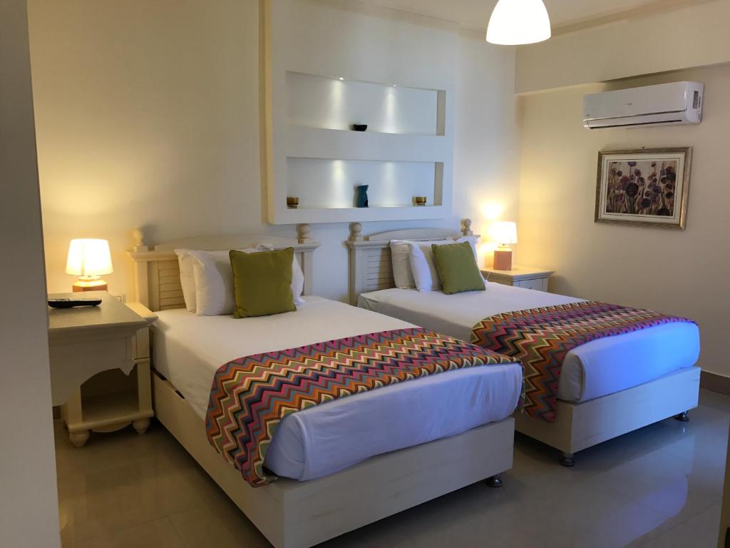 Postel nebo postele na pokoji v ubytování Mirage Hotel Sidi Abd El Rahman