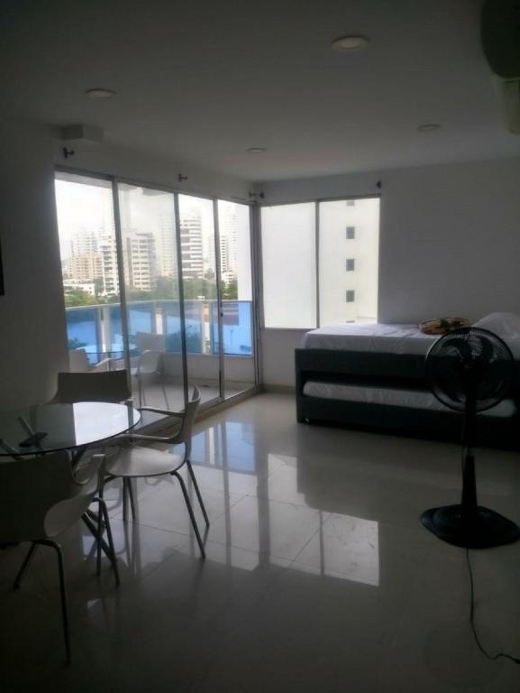 Schlafzimmer mit einem Bett, einem Tisch und Stühlen in der Unterkunft Apartment in Cartagena Ocean Front 1C5 in Cartagena de Indias