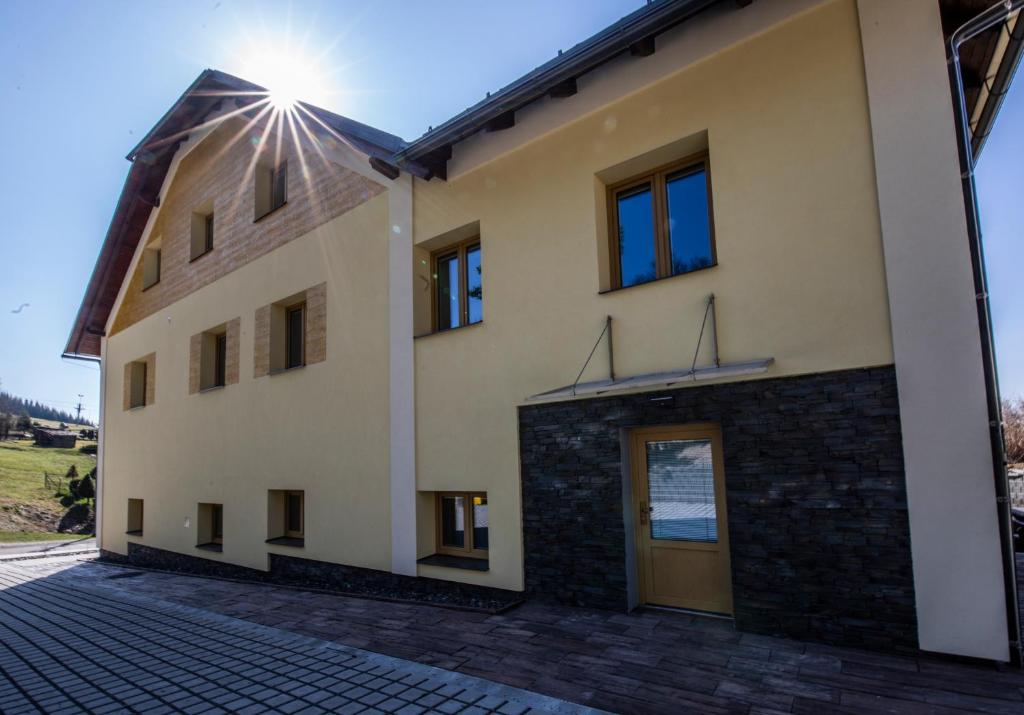 Budova, kde se aparthotel nachází