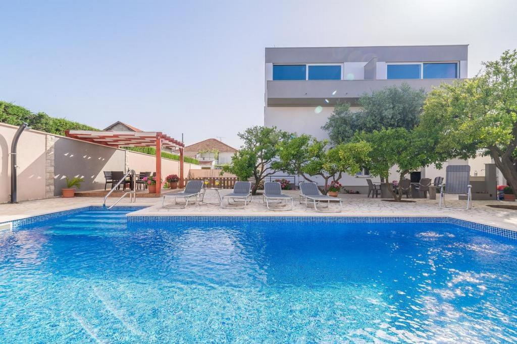 Bazén v ubytovaní Apartments Villa Odesa with shared pool alebo v jeho blízkosti