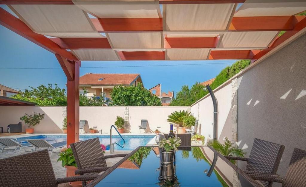 Bazén v ubytovaní Apartments Villa Odesa with shared pool alebo v jeho blízkosti