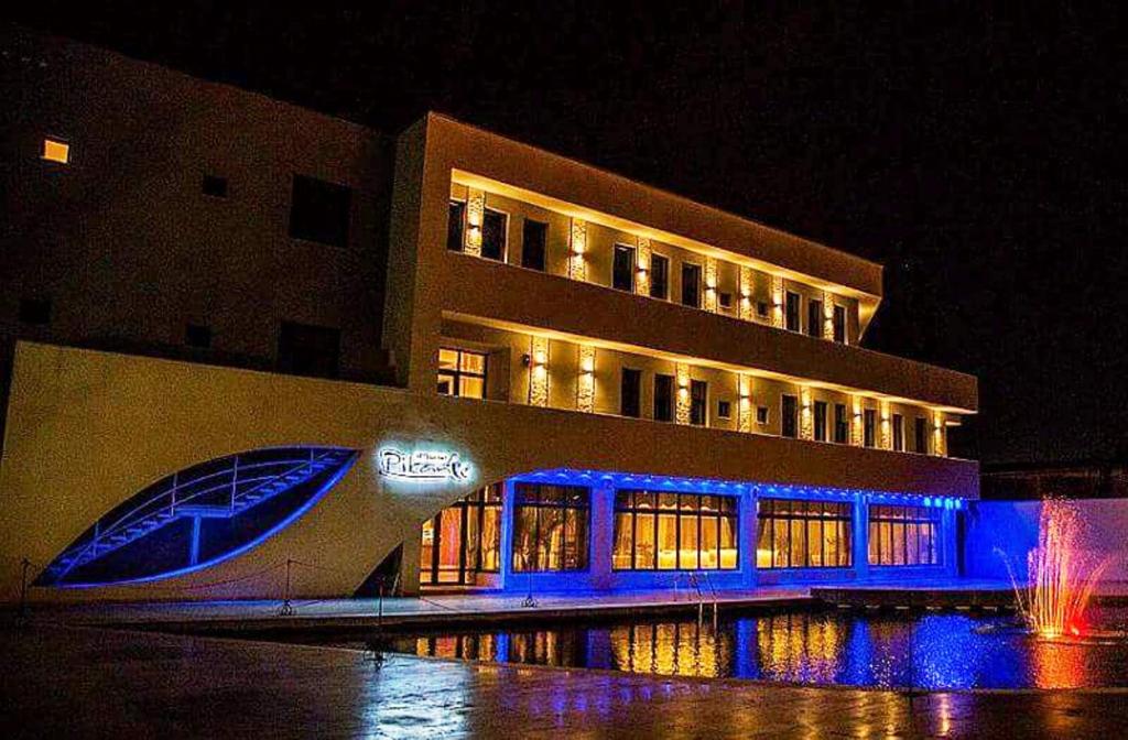 プロイェシュティにあるPik Eleganceの青い灯りが目の前にある建物