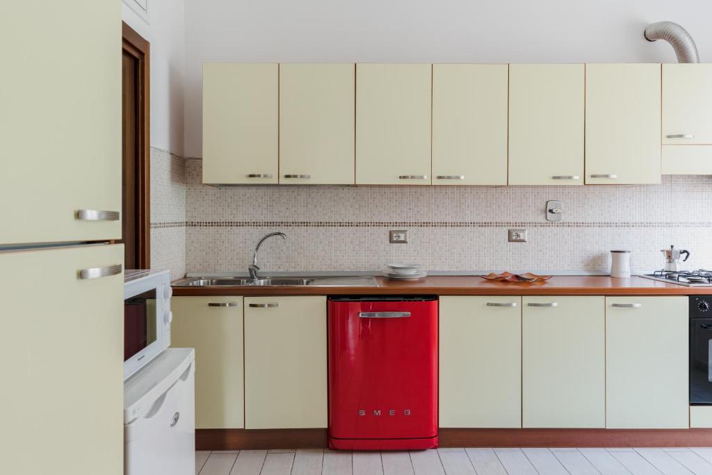 A kitchen or kitchenette at Casa Flo