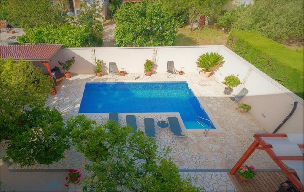 Bazén v ubytovaní Apartments Villa Odesa with shared pool alebo v jeho blízkosti