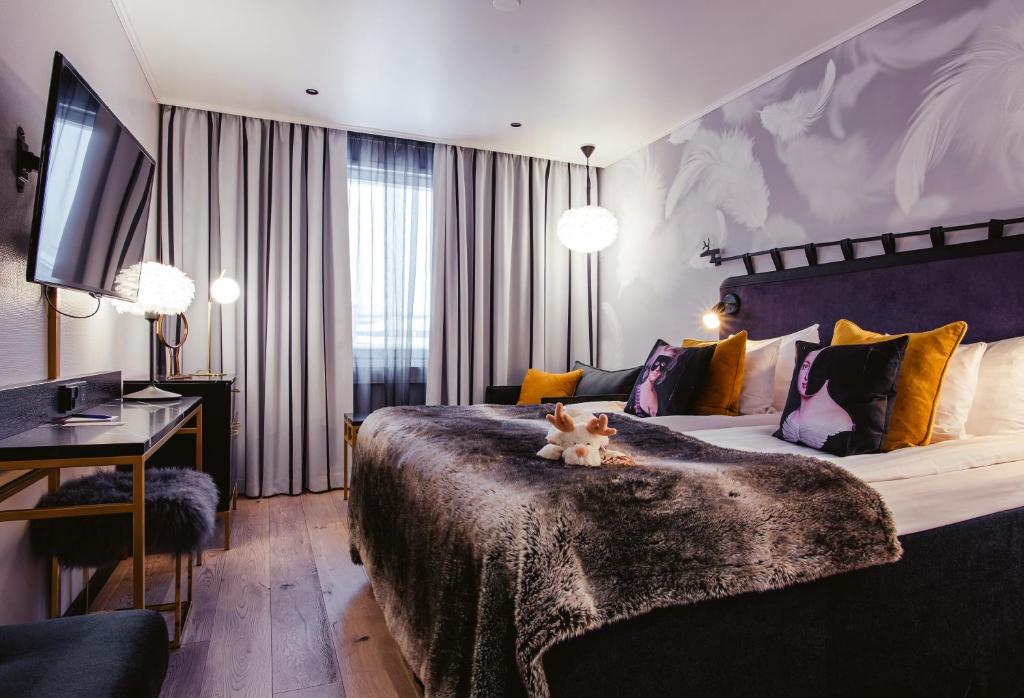 Postel nebo postele na pokoji v ubytování Arctic City Hotel
