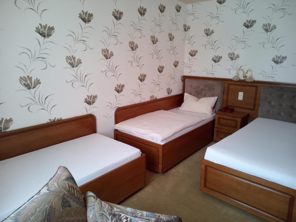 Hotel Stadt Lügde - Triple Room With Private Bathroom