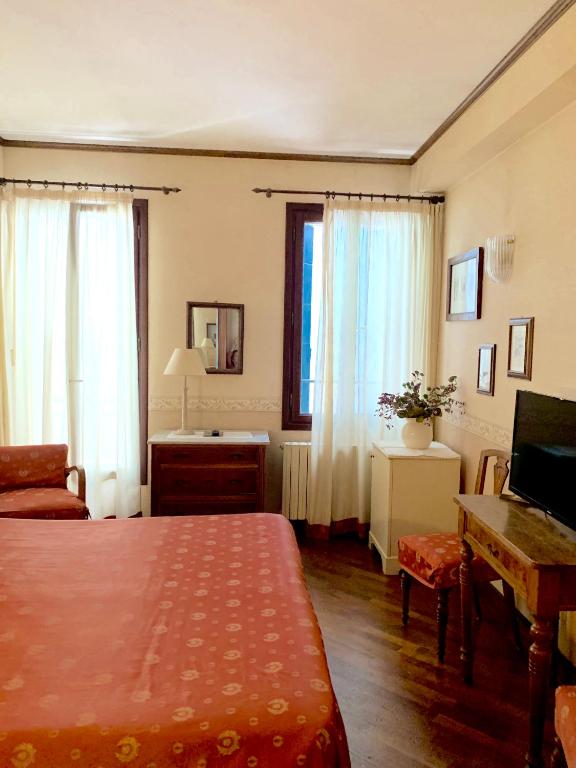 TV a/nebo společenská místnost v ubytování Hotel La Calcina