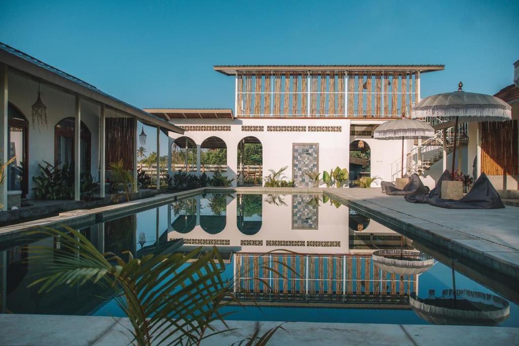 - une vue sur la cour d'une maison avec piscine dans l'établissement Suku Lifestyle Hotel, à Selong Belanak