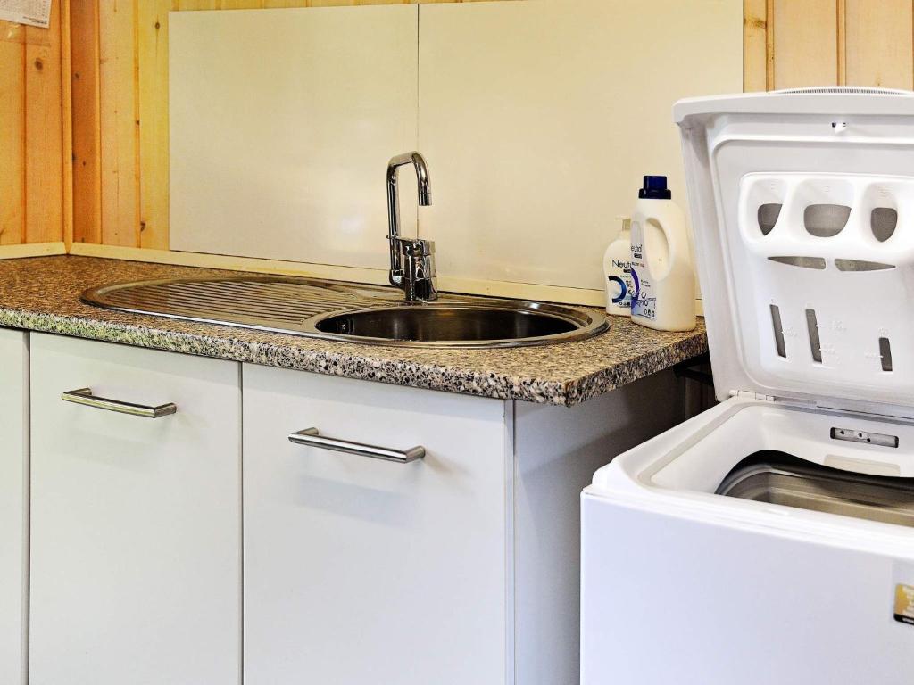 Kuchyň nebo kuchyňský kout v ubytování Three-Bedroom Holiday home in Otterup 9