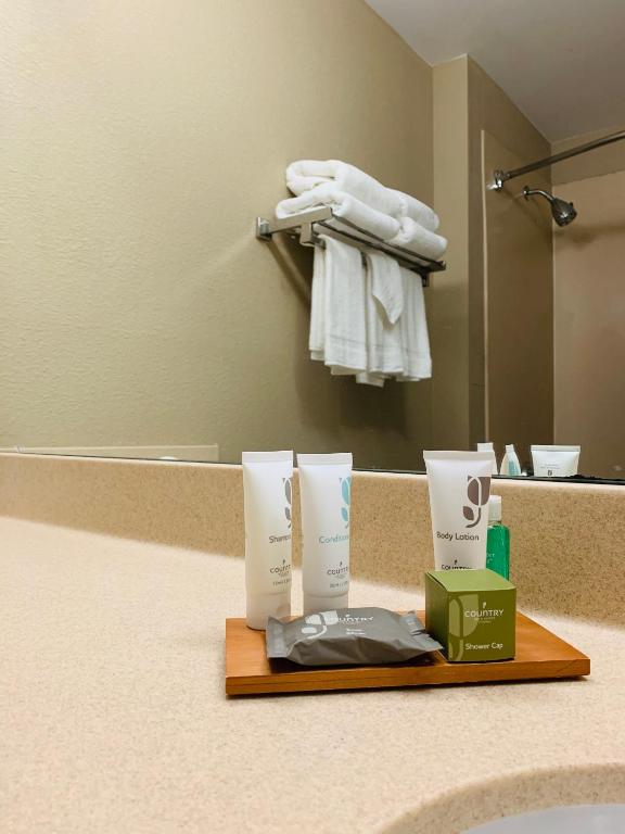 Country Inn & Suites by Radisson, Ithaca, NY - Queen Room With Two Queen Beds - Non-Smoking