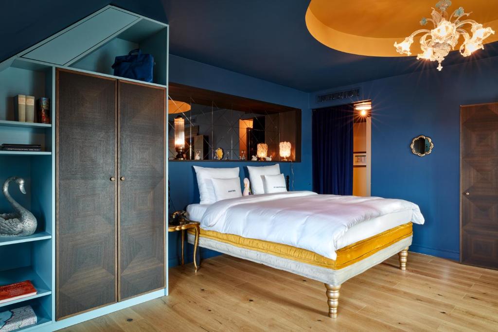 Postel nebo postele na pokoji v ubytování 25hours Hotel The Royal Bavarian