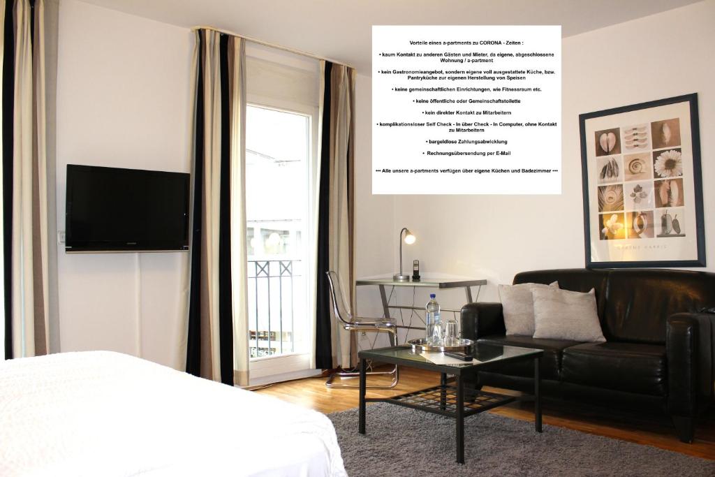 - une chambre avec un lit, un canapé et une table dans l'établissement a-partment Cologne Riverside, à Cologne