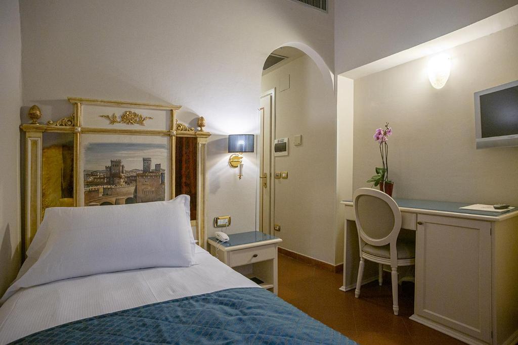 Postel nebo postele na pokoji v ubytování Hotel Donatello