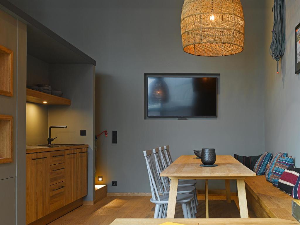 Uma TV ou centro de entretenimento em 25hours Hotel The Trip